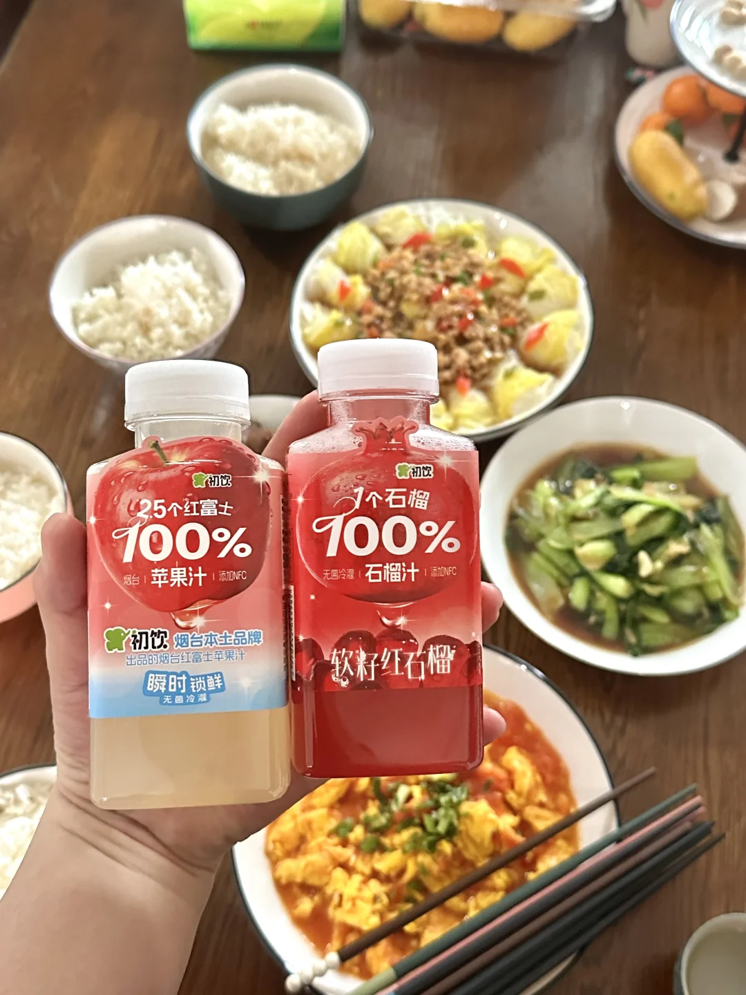 美味的晚饭搭配着好喝的饮品美滋滋