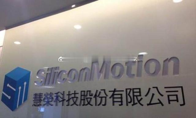 #行业公司研究##顶级股权企业家# 慧荣科技（Silicon Motion）,闪存主控芯片企业
 
1、公司历史。慧荣科技1995年在美国硅谷创立，2005年纳斯达克上市，总部运营重心放在中国台湾，早期从事图形芯片设计，后续战略转型聚焦NAND闪存主控芯片赛道 。公司长期专注Fabless芯片设计，只做主控芯片与固件方案， ​