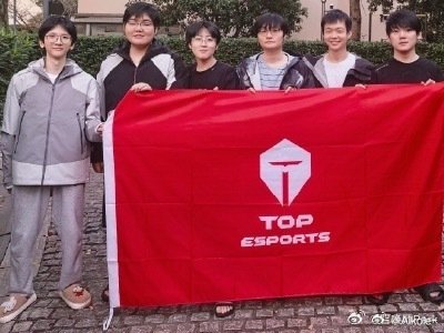 #Zuian现身TES出征照#TES全队S16出征合影出炉，受签证影响暂无法随队前往美国的Zuian到场送行，站进了这张出征大合照。
人虽暂时不能一同登机奔赴赛场，但与队友羁绊仍在。俱乐部还在继续努力争取面签机会，静待奇迹。TES全员执旗出发，奔赴S16世界赛场。 ​
