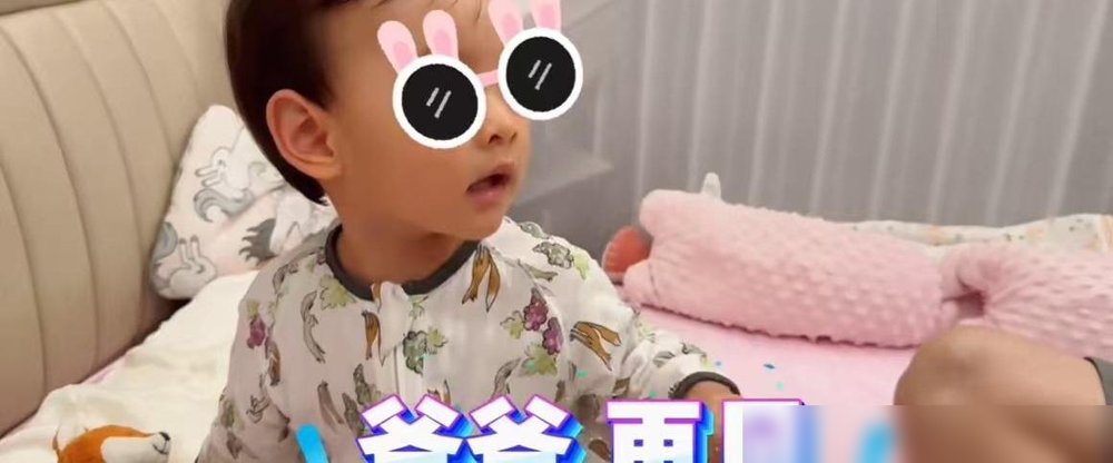 任重在家连床都上不去，三岁闺女一句“不要爸爸睡”直接把他撵出门。
孙骁骁晒日常，女儿“嘻嘻”夜里只认妈，任重一靠近就哭，一抱就挣。他试过装睡、讲故事、扮布偶，全没用。最后自己抱着枕头去客房，走前还问一句“那爸爸明天能排个号不”。
这家分工也怪，任重负责做饭、遛娃、演魔术，孙骁骁负责陪睡、喂饭、当