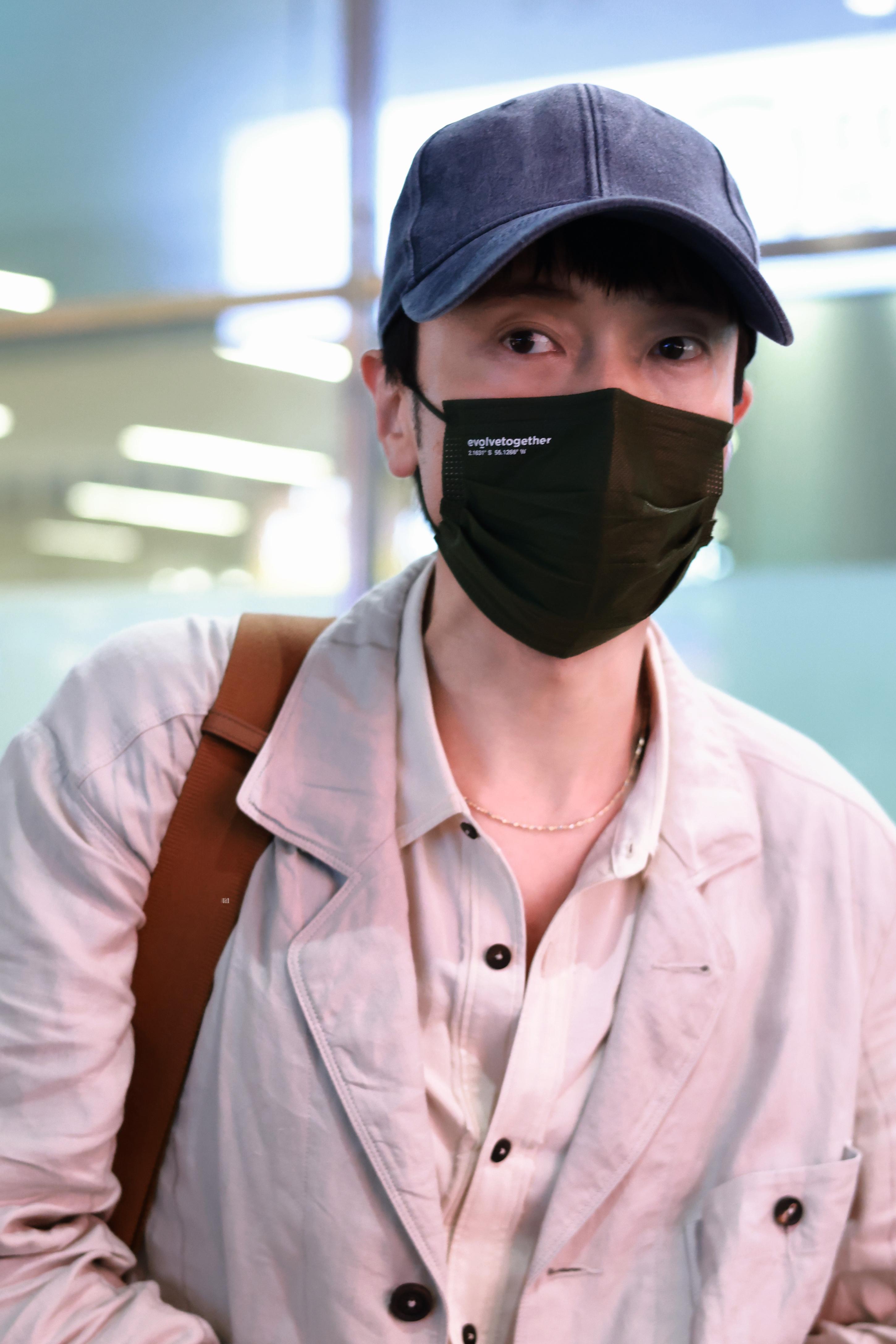 #王传君[超话]# 📷 #演员王传君# 

𝟐𝟔𝟎𝟗𝟐𝟕 长沙到达

抵达的这一刻，周身铺满月光🌕

​