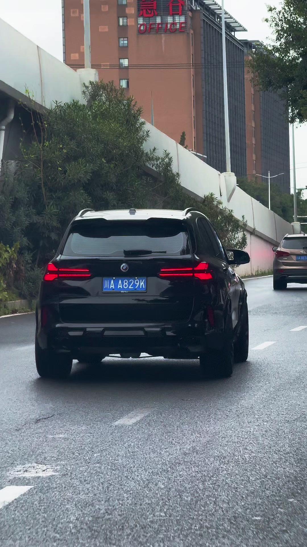 现实中的宝马X5是什么水平？怪不得都说宝马X5是公路之王🚗，这315的大宽胎抓地力绝了，就像吸在地上一样，高速行驶稳如老狗，开起来安全感满满。

再说说动力，轻轻点一下油门，动力就随叫随到，超车也变得轻松自在，这种驾驶体验真的太爽了！

什么样的车才能跑得过它呢？可能只有同级别或者更高阶的性能车能与