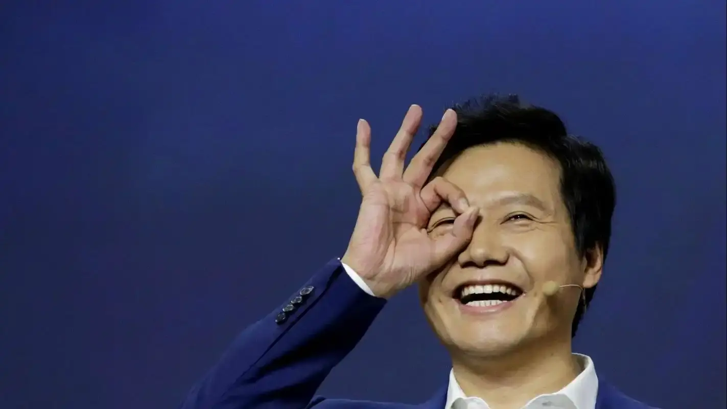 “如果你有计划未来一年换手机的话，我强烈推荐你，现在就换。”雷军在5月的小米发布会上，原话如此。

当时有人觉得是营销，4个月后回头看，小米17系列涨价300到500元，1TB版本直接涨了1100元。雷军还预测，未来两年内存会持续上涨。IDC的判断更狠：存储结构性短缺将延续至2027年。

等等党等