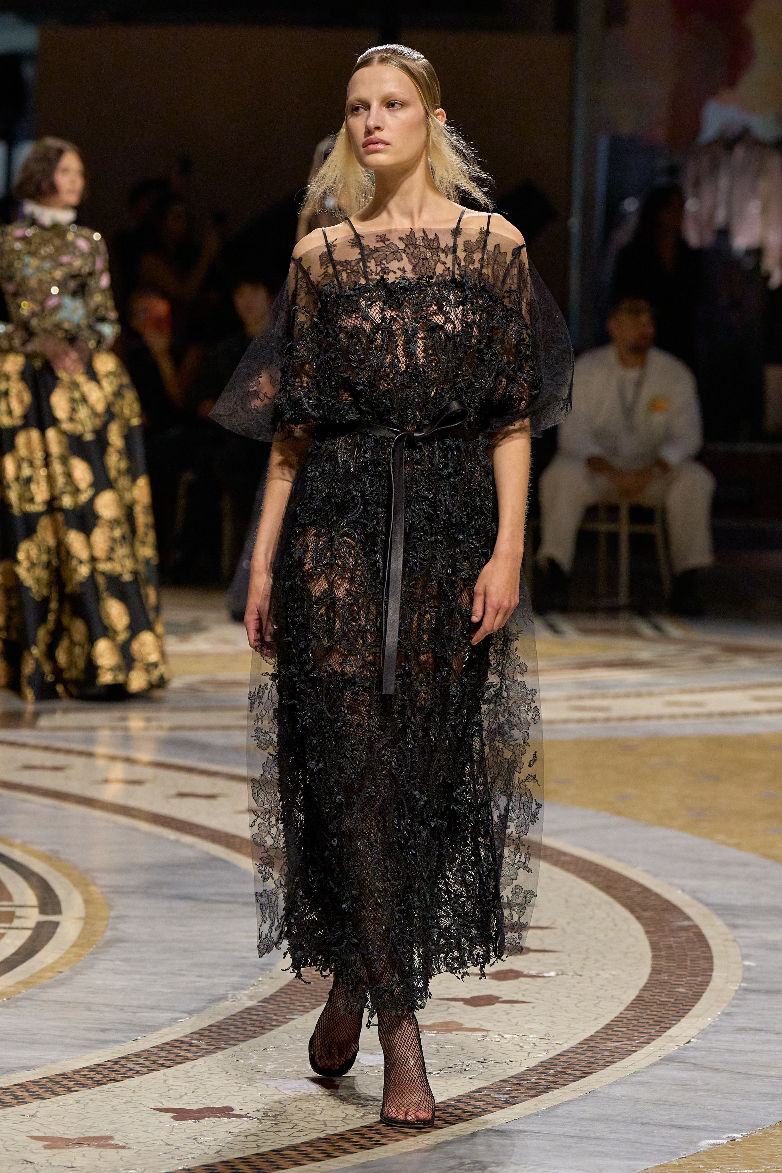 【#konyfashion# 】｜VOGUE World 
2026: Milano
ACT I: The Artisanal Revolution

Gigi Hadid in Valentino Couture开场；
Vittoria Ceretti in Valentino Couture；
Mariacarla Boscono in Armani Privé；
Awar Odhiang in Gucci；
J Palvin in Dolce & Gabbana Alta Sartoria；
孙菲菲 in Prada；
 ​