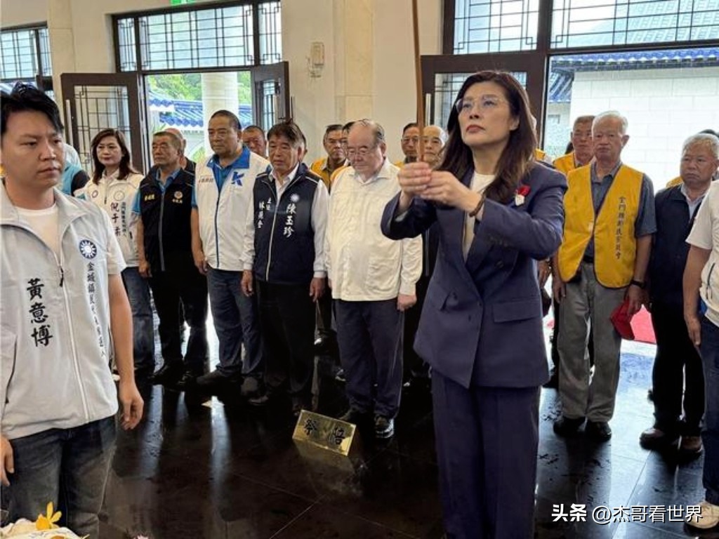 郑丽文金门敲响和平钟
赖清德听得到吗？

8月23日，八二三炮战68周年。国民党主席郑丽文首度以党主席身份登上金门，站在八二三战史馆前，公开向赖清德喊话：承认“九二共识”、放弃“台独”党纲，两岸即可重新接触对话。

与此同时，赖清德也去了金门。两个人前后脚登岛，一个敲和平钟，一个谈“捍卫主权”——同