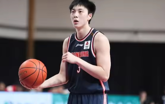 6月6日讯广东男篮总经理朱芳雨在直播当中，谈到胡明轩退出国家队，以及伤...