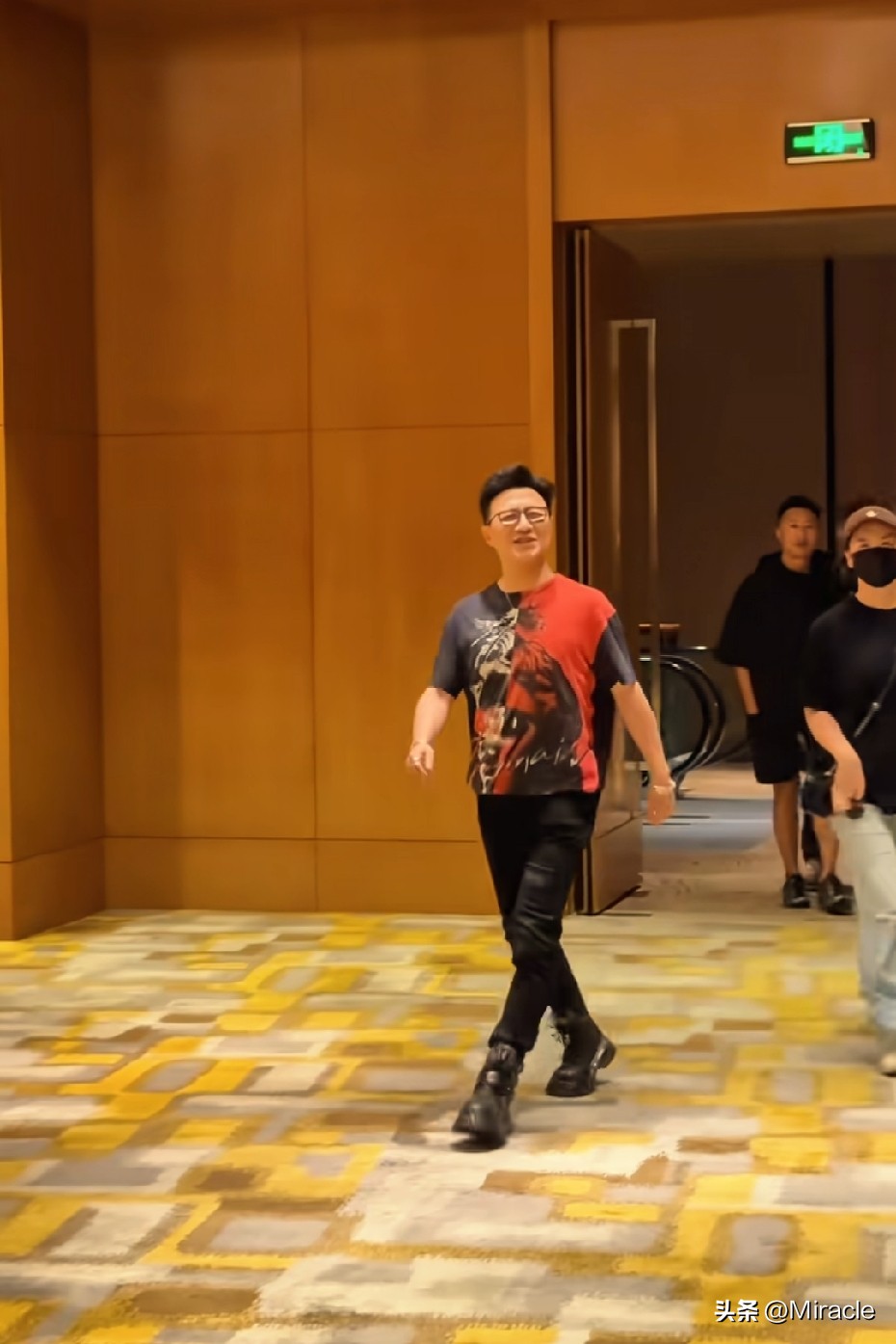 汪峰大哥青岛演唱会，这次没有穿标志性紧身皮裤，换了新风格。

发型打理得干净利落，整个人精气神上来了，看着帅气不少。