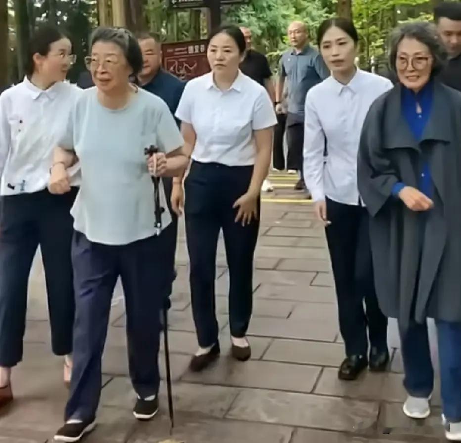 中秋节快到了，2026年中秋前夕，贺龙元帅的两个女儿贺晓明、贺黎明，一起回到了湖南张家界。

这一次，她们来到天子山的贺龙公园，站在父亲贺龙元帅的铜像前祭拜。

对姐妹俩来说，这趟路应该有着特别的意义。

一路走过去，她们也遇到了不少游客。让人印象比较深的是，两姐妹待人很亲切，没有什么距离感，遇到游