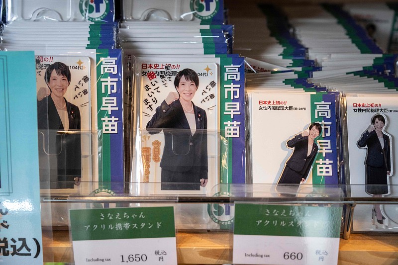 高市早苗这次公开认莫迪当“兄长”，明眼人都能看出不是单纯套近乎。
她本身就是日本政坛的右翼保守派代表，之前多次在修宪议题上刷存在感，现在拉上莫迪，说白了就是想借印度在印太的地缘分量，给自己的政治履历贴点“区域外交能手”的金。
莫迪这边也乐得接这个“妹妹”，日本能给
