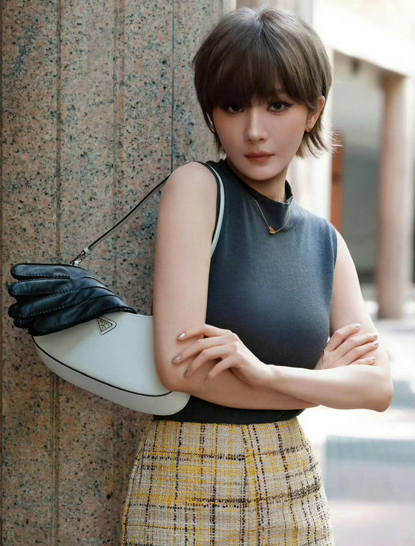 #杨幂骗了全网#
幂姐的短发造型很精致很漂亮啊，昨天刷到的时候就觉得可能是假发，没想到真被我猜中啦
真的很漂亮哦 ​