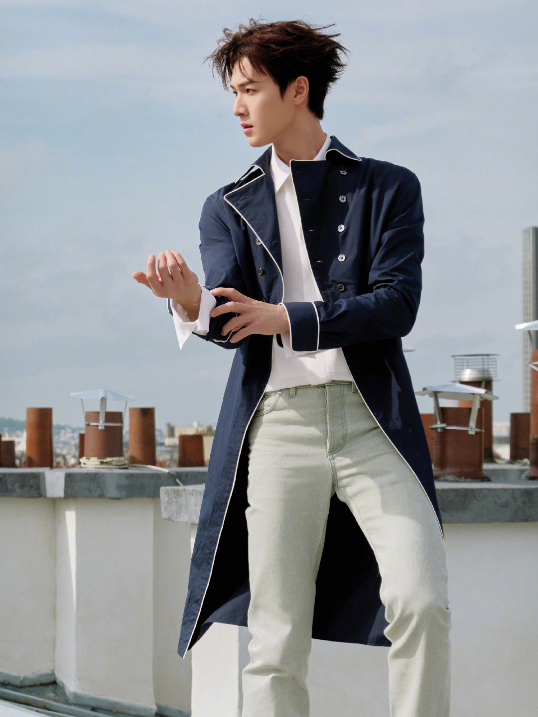 #ELLE带你看时装周# 当春夏带我们告别冬日的厚重，Jonathan Anderson 也用 Dior 2027 夏季女装系列，开启了有关“轻盈”的全新想象与崭新叙事。迪奥全球品牌大使、全球品牌大使和品牌大使亮相秀场。

本季套装被演绎为轻盈飘逸的裙装，雪纺、欧根纱、蕾丝与褶裥彼此交叠，透明与不透明不断转换，服装也因此拥有了流动的呼吸感，经典廓形被重新拆解，花朵、光泽与自然形态也被赋予新的表达。长款围巾披垂于肩头，缀以宝石的垂坠式耳环，为造型注入不对称感……Dior所表达的“轻盈”，是灵动的，是流动的，更是自在的。#巴黎时装周#