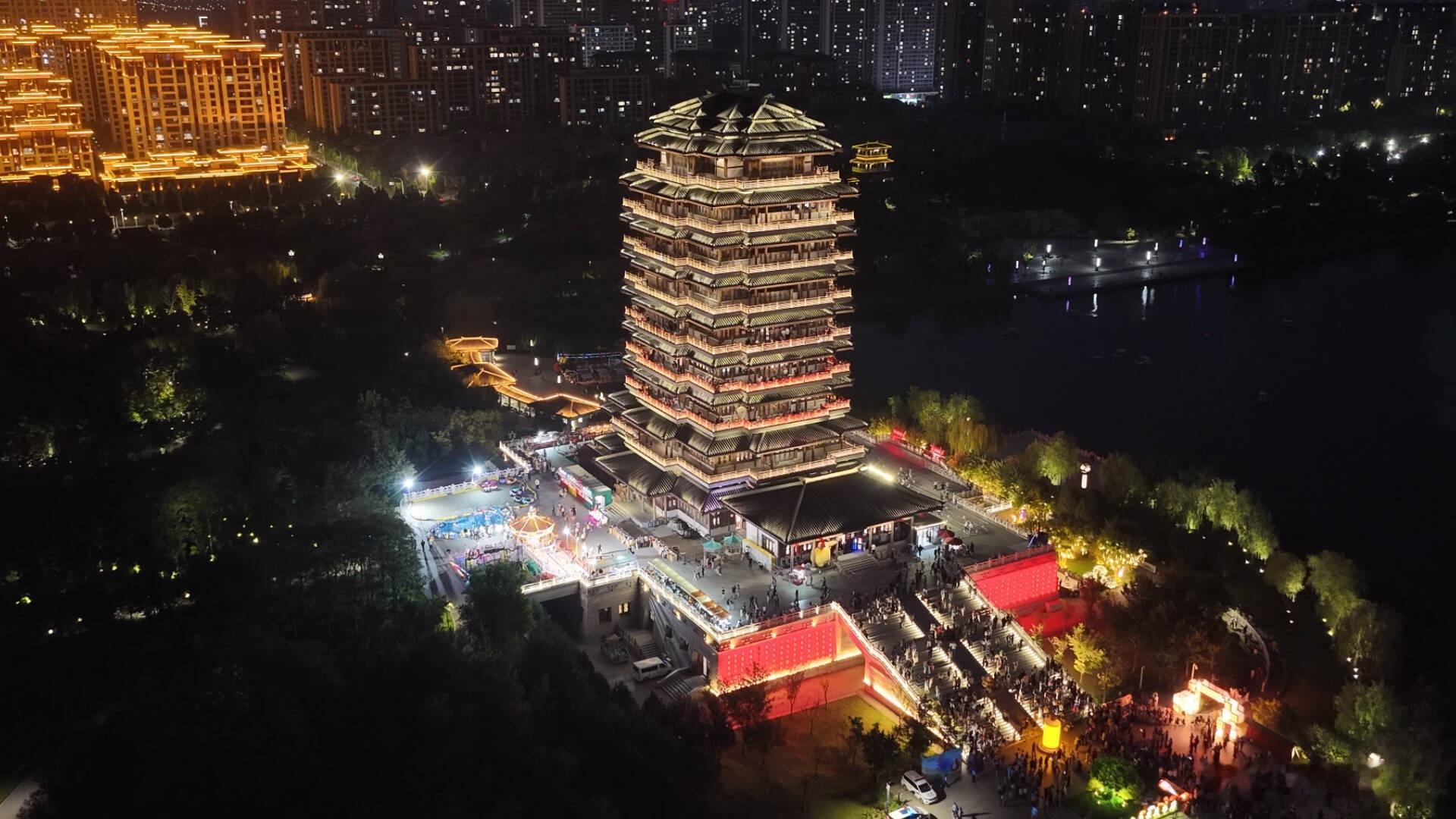 【双节来张店 解锁文旅消费新场景】中秋国庆双节同庆，张店区文旅市场迎来“高光时刻”。假期期间，张店区紧扣“文化惠民、场景焕新、服务提质”三大主线，全域统筹、精心布局，推出系列特色活动与便民服务举措。海岱好市、水晶街、星河街、尚美第三城等特色街区烟火气持续升腾，以“夜赏、夜娱、夜购 ​