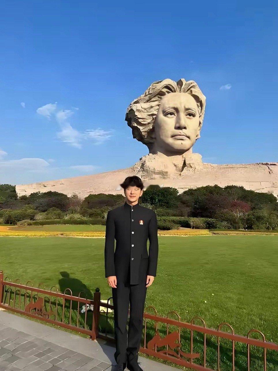确实很像，感觉这张王仁君在橘子洲头的合影又要火了！ ​