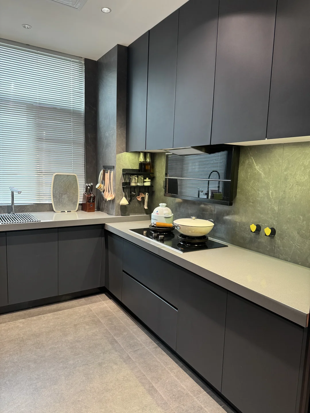 8㎡的黑色极简厨房，这样布置好看又实用