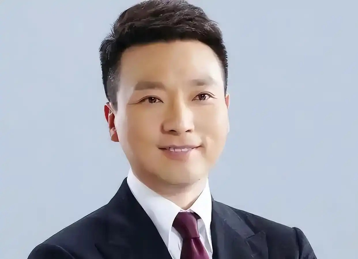 表面上光鲜亮丽的背后是心酸的，55岁的康辉至今没在北京买一套房，和妻子丁克一生 ​