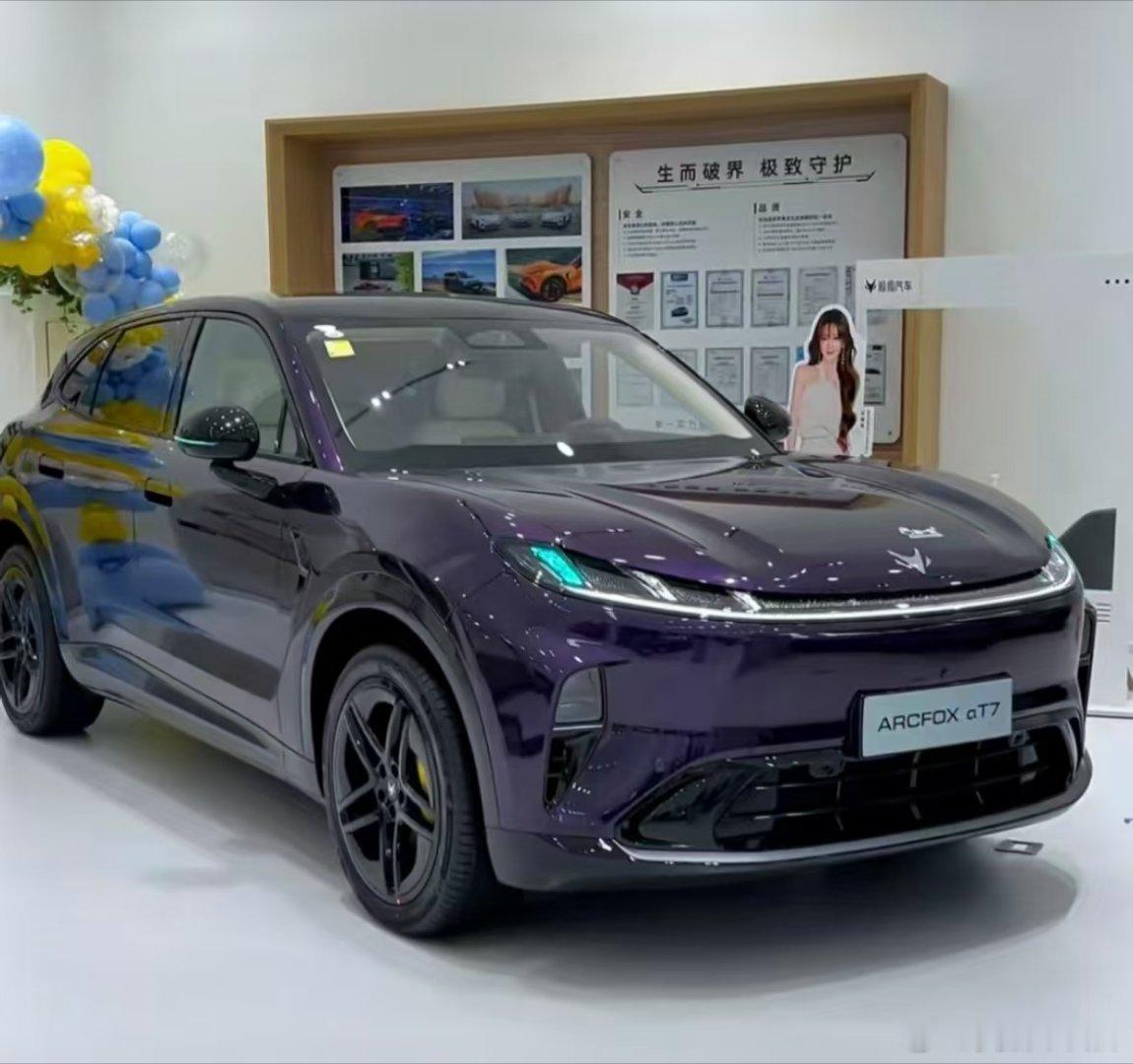 之前选车总在配置和价格间纠结，直到看到极狐阿尔法T7，13.28万的补贴价还配齐一身名牌三大件，我果断锁了大定，身边人问我为啥这么干脆，只因它太懂普通用户。

看看这个配置你就清楚了！

底盘是麦格纳调校，过坑洼路段稳当不散，高级感拉满；
车机依托华为相关智能技术，阿里千问和豆包双AI加持，动 ​