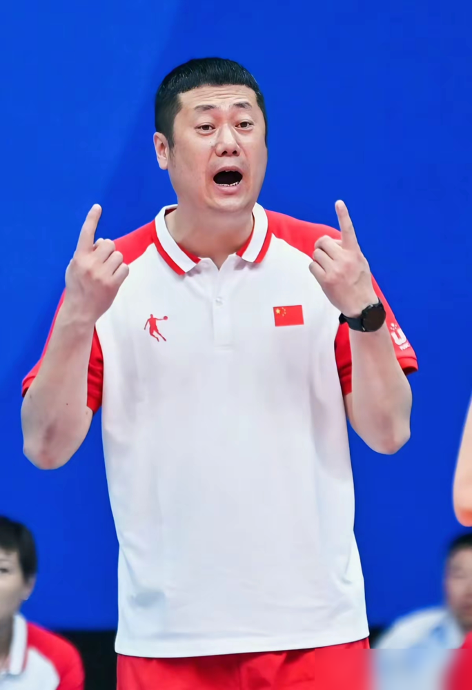 中国女排主力副攻王媛媛，突然无缘亚运会大名单！
亚锦赛决赛对阵泰国，王媛媛16次拦网仅得2分，还送出4次失误。哪怕她入选了本届亚锦赛最佳阵容，也没能拿到亚运会入场券。
王媛媛膝盖带伤作战多年，之前蔡斌执教时期几乎没有轮休，这两年和二传的配合也一直在下滑。这次对外称是要去土超跟队磨合，位置已经补充