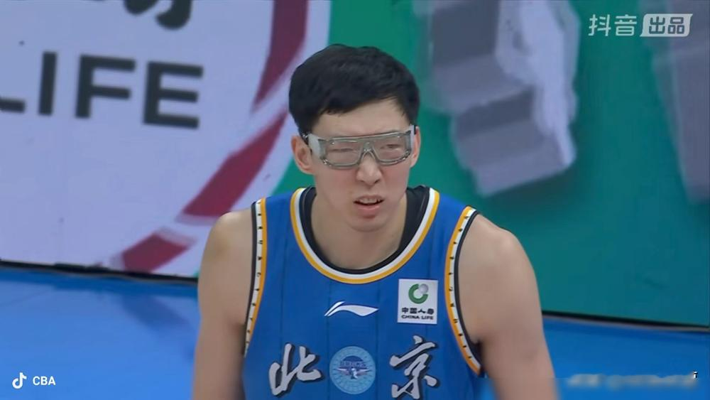 别急着骂管理层，广东宏远的底牌还没揭。
9月9日拿下欧洲双料MVP博日奇，9月22日敲定续约杀手萨姆纳，外线火力绝对管够。
但球迷全在跳脚，全指望内线交给焦泊乔死扛？按这残阵，新赛季保八都让人捏把汗。
其实别慌，真正的重头戏正在后头。
大外援的雷达早就锁死前波兰国手巴尔采罗夫斯基。这人不仅能