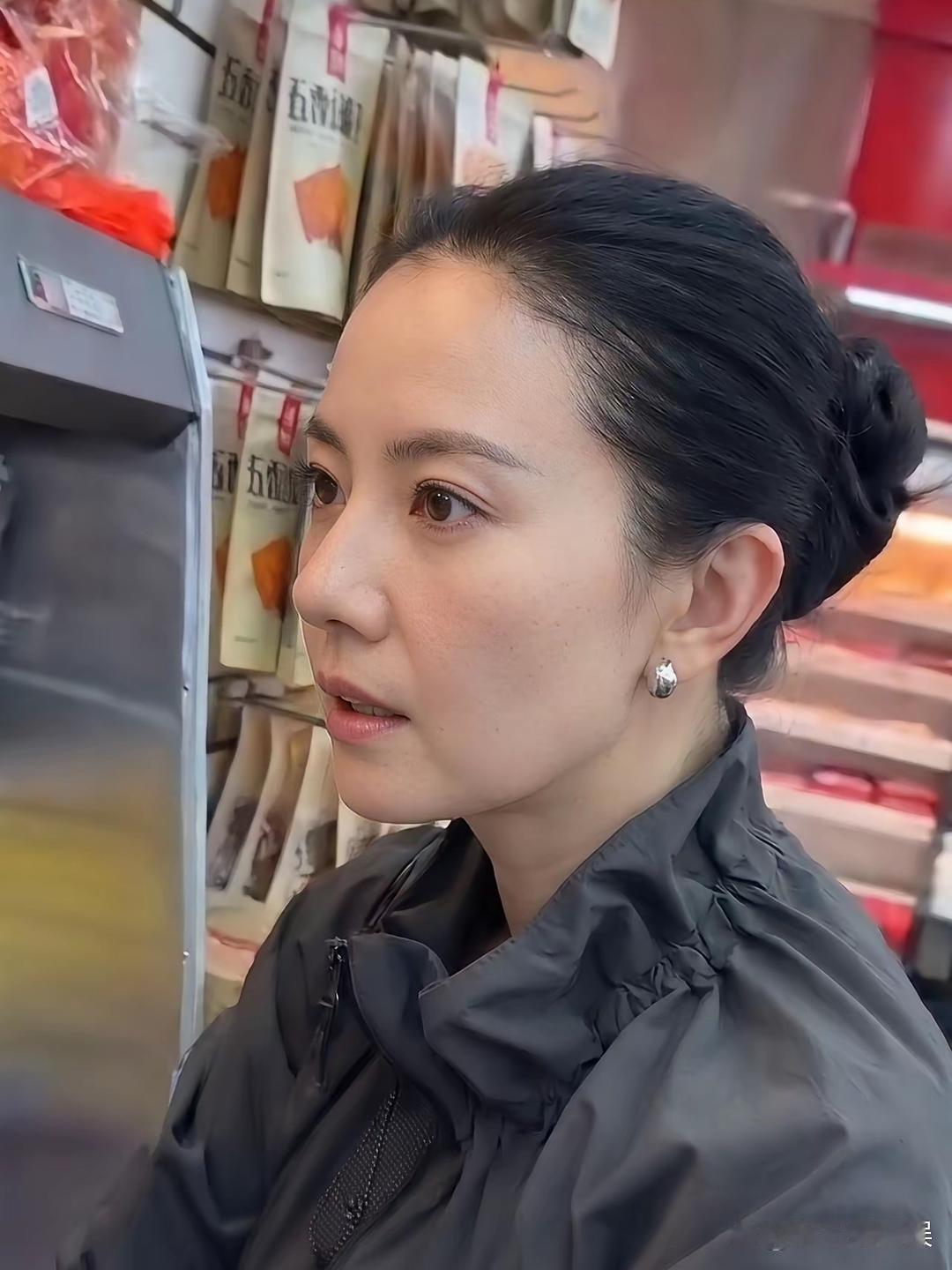 高圆圆在超市挑选商品的画面，素颜依旧很好看 ​