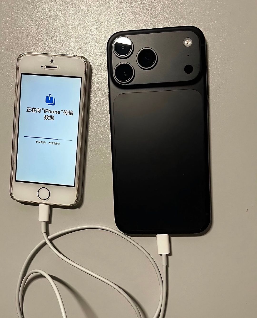 iPhone5s：让你狠狠尝尝我的16G大数据
此时的18还没意识到它即将服役12年
这俩居然差一巡，同一属相都是属马
这个就像：宋美龄见过清朝人，听过周杰伦
震撼程度不亚于李鸿章访美
旧手机Siri进到新手机也要写一篇桃花源记吧
你真是完美的错过了库克时代啊
#iphone18##iPhone duo# ​