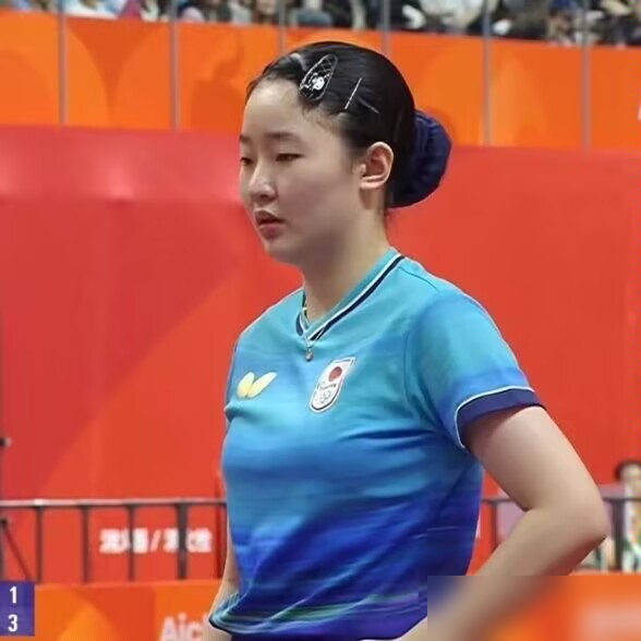 张本美和又被打哭了，1比4，全程没机会。
这已经是王曼昱第12次收拾她，就输过那么一回。赛后小姑娘自己都懵了，说或许团体赛那次赢，只是当时对手紧张。
这话听着扎心，但能说出来，是个人物。17岁，打不过就认，认完接着练。
王曼昱那边更狠，直接说这是啃下来的硬骨头，连伦敦世乒赛输的那场都记着，摆明