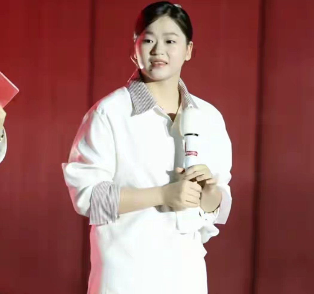 女大十八变！19岁全红婵现身上海冠军见面会，一身白衣绑着小马尾 ​