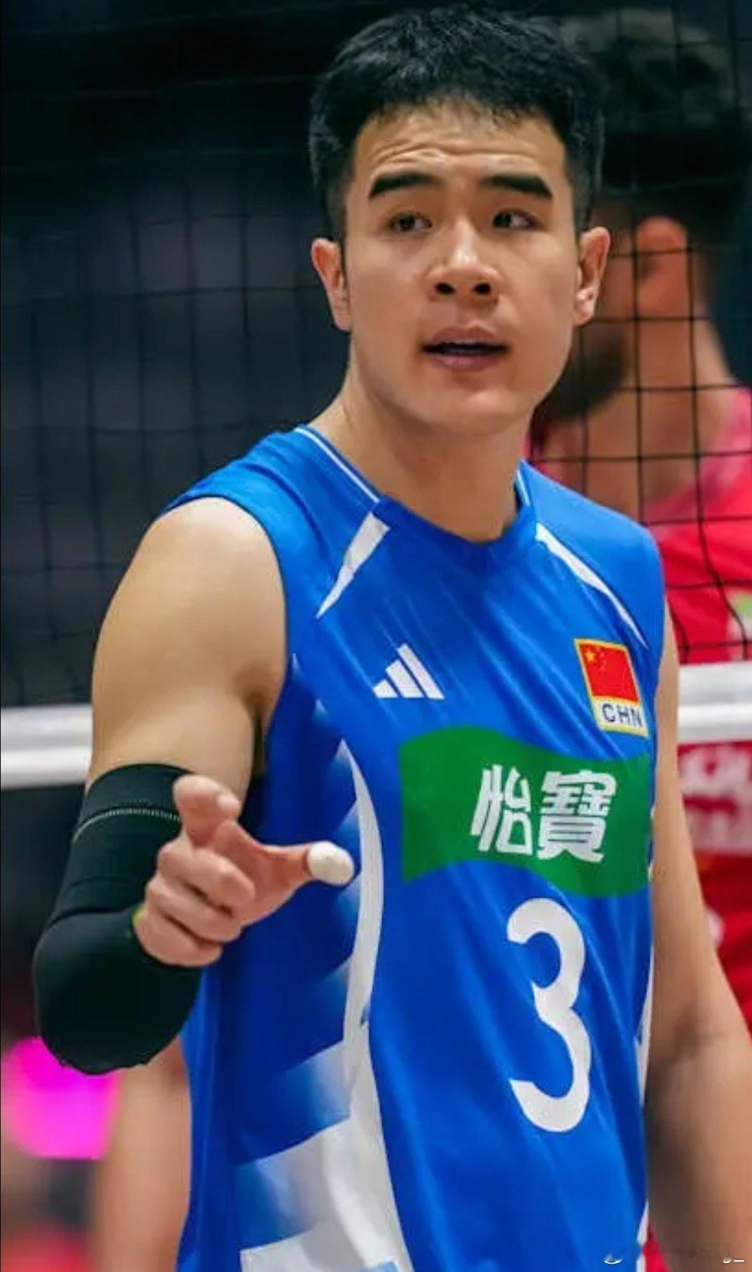 给中国男排的小伙子们加油吧👍👍👍
亚锦赛中国男排1-3输伊朗队，球员评分：
江川90分宝刀未老，王滨90分定海神针，张景胤85分幸亏有他，王鹤斌80分可圈可点，曲宗帅80分防守很拼，李咏臻75分拦网欠缺，张哲嘉75分有点着急，温子华70分发球太差，彭世坤50分要啥没啥，俞元泰50分没有进攻。 ​