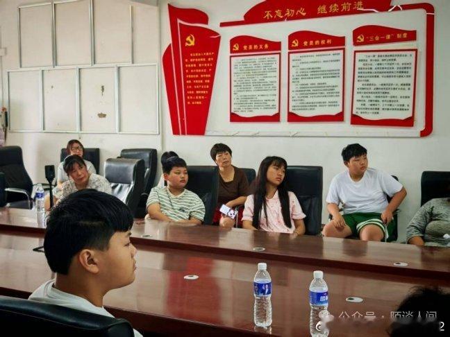 三下乡｜青春践沃土，实干助乡兴——郑大材料学子赴大李庄村开展志愿服务
  盛夏热浪席卷乡野，骄阳映照着青年奔赴基层的热忱身影。为扎实推进暑期“三下乡”社会实践，引导青年走出书本课堂、扎根乡土一线服务群众，7月23日，郑州大学材料科学与工程学院社会服务践行团走进郑州市中牟县韩寺镇大李庄村 ​