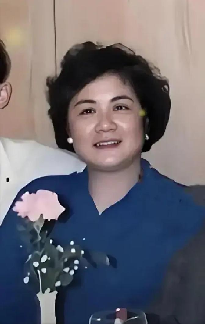 这是王菲的母亲，李亚鹏的前任老丈母娘夏桂影。她是窦靖童和李嫣的亲姥姥。夏桂影年轻时长得非常漂亮，弯眉凤眼，鼻直如柱，脸庞圆润，肌肤光泽，让人一看就觉得是福相。
 
夏桂影收拾着桌上的碗筷，手指蹭过女儿王菲刚放下的茶杯。茶还温着，人已经回自己屋了。她听见里头传出很轻的哼唱声，调子软软的，是邓丽君的歌。