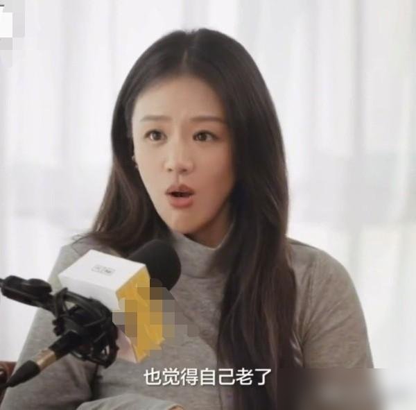 易立竞问年龄焦虑，马思纯直接把她60多岁的妈搬出来了。
老太太爬黄山，冲在最前头，一帮年轻人在后面喘。马思纯说，我妈都不觉得自己老，你们二十几岁天天喊自己“老阿姨”，图啥？
这话挺扎心。镜头前她瘦了，状态也稳了，不再是前几年那个被情绪压着的姑娘。国庆有人拍到她带爸妈在丹东爬山祈福，素颜，双麻花辫