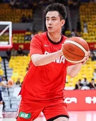中国男篮热身赛77-84不敌新西兰，中国男篮球员数据如下:朱俊龙：17...