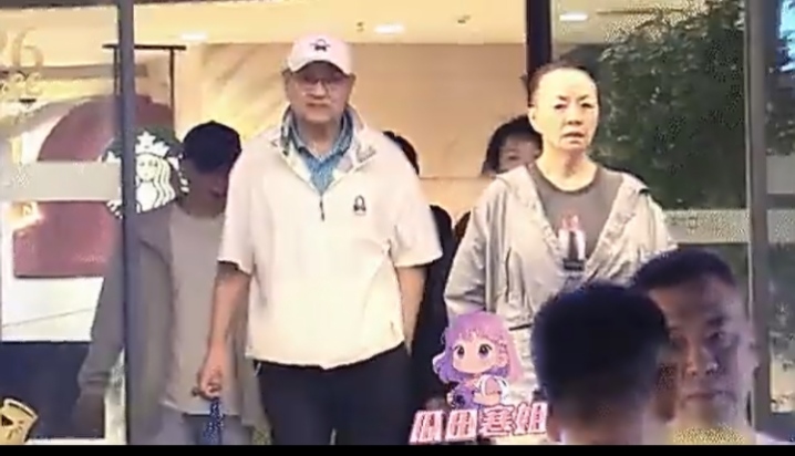 宋丹丹带老公赵玉吉参加朋友聚会，
66岁的宋丹丹状态非常好，走路带风，赵玉吉穿着低调简约，气质沉稳儒雅，两人站一起十分登对。

聚餐结束后，宋丹丹从饭店走出，老公赵玉吉则贴心的帮忙拎着包，与朋友挨个拥抱告别后，夫妻二人一同乘车离开。

宋丹丹与前夫永达离婚后，同年8月25日生日这天，与相识28天的赵