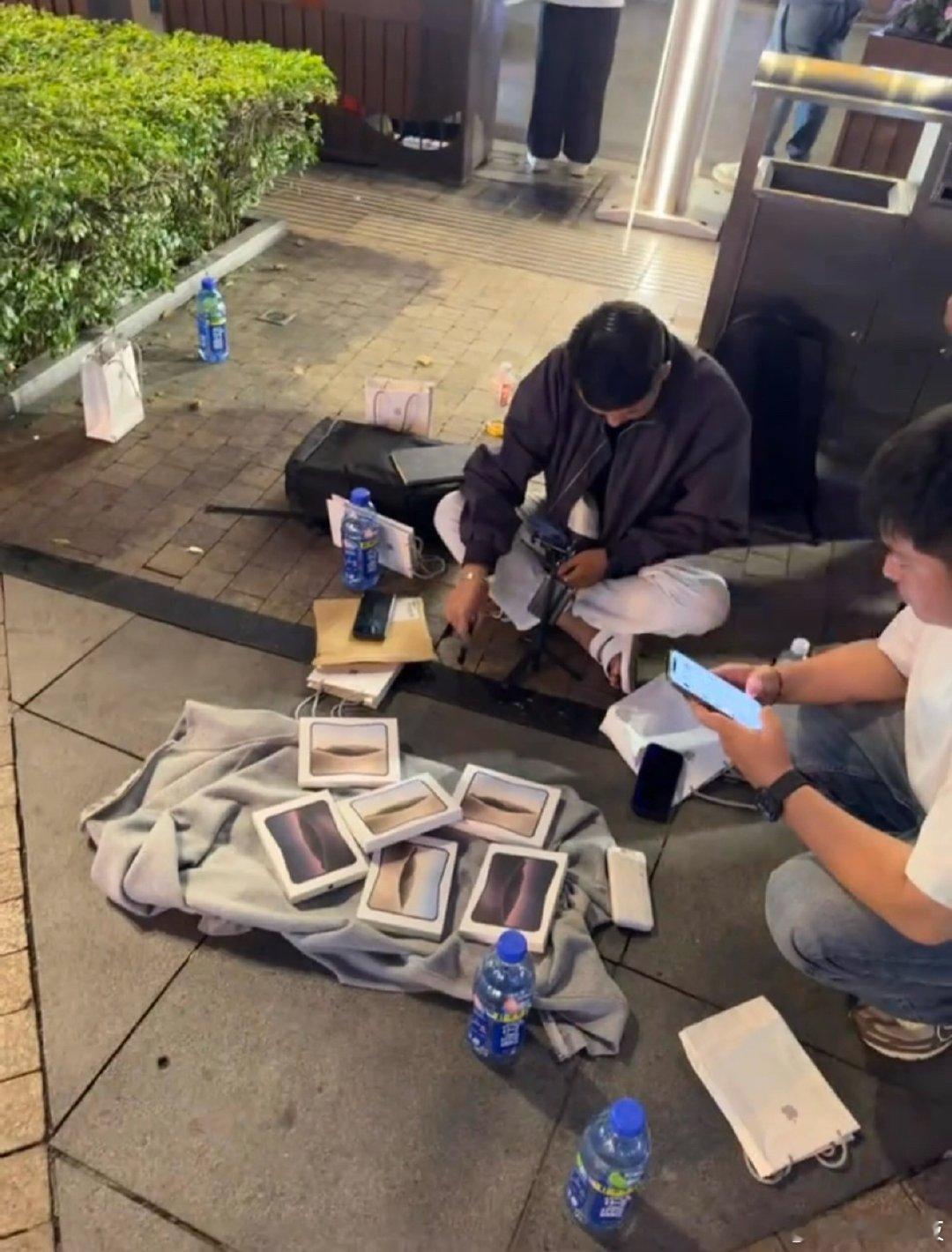 #苹果折叠机让黄牛亏到没裤子#这不是苹果的灾难，而是苹果的学费。真正该担心的不是首批翻车，而是如果第二批机器品控问题不解决，品牌信任度的损耗会远超这次黄牛亏损带来的舆论热度。 ​