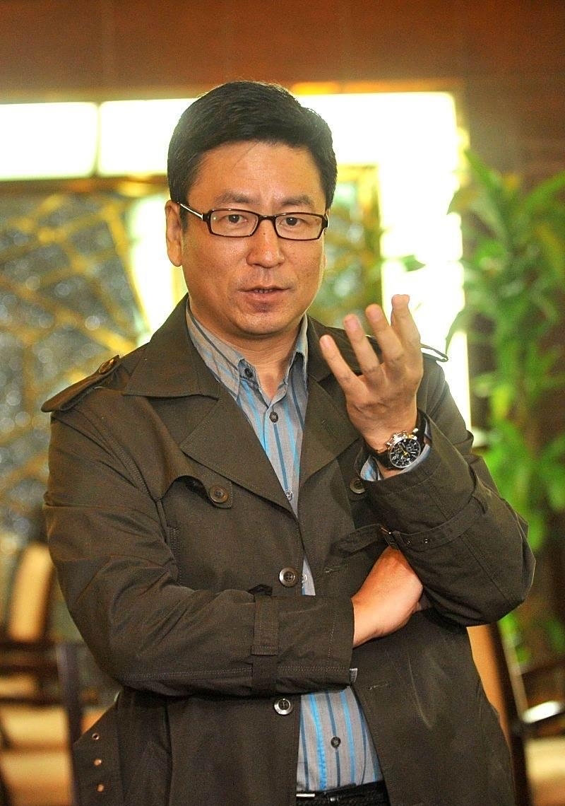 央视主持人白老师说过一段话：“当你开始反感父母，看清他们身上顽固与不成熟的时候，