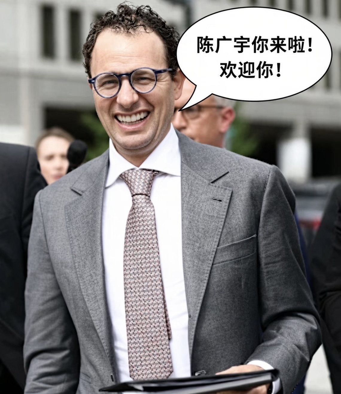 🚨 17岁AI天才少年从Kimi转投Anthropic？中国顶尖AI人才再引关注！
	
据网传消息，曾参与月之暗面核心模型研发的年轻研究员陈广宇，离开Kimi后，计划加入Anthropic，担任 Scaling RL Member of Technical Staff，并与Sholto团队合作。
	
🔹 年少成名：据称，他16岁便加入月之暗面核心团队。
	
🔹 参与前沿研究：曾参与 Attention Residuals 相关研究，该工作受到马斯克关注。
	
🔹 转战硅谷：传闻称，他将加入Anthropic，参与强化学习与模型规模化相关研究。
	
如果消息属实，一位年仅17岁的研究员就进入全球顶尖AI公司的核心技术团队，确实令人瞩目。
	
但这件事更值得关注的，不只是个人履历有多耀眼，而是全球AI竞争背后的人才争夺。
	
模型可以开源，算力可以投入，但顶尖人才的积累与流动，正在成为AI竞争的重要变量。
	
注：关于其年龄、离职时间及入职安排，仍建议以本人或相关公司的公开信息...