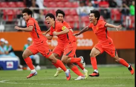 中国 U23 男足时隔 28 年再夺亚运铜牌，登上新闻联播，这份成长值得被肯定
中国 U23 男足在爱知 - 名古屋亚运会收获了一份格外珍贵的成果。当地时间 10 月 3 日，丰田体育场的三四名决赛上，他们与乌兹别克斯坦 U23 队踢得格外胶着难解难分，常规时间战成 2 比 2 平。点球大战里，守门