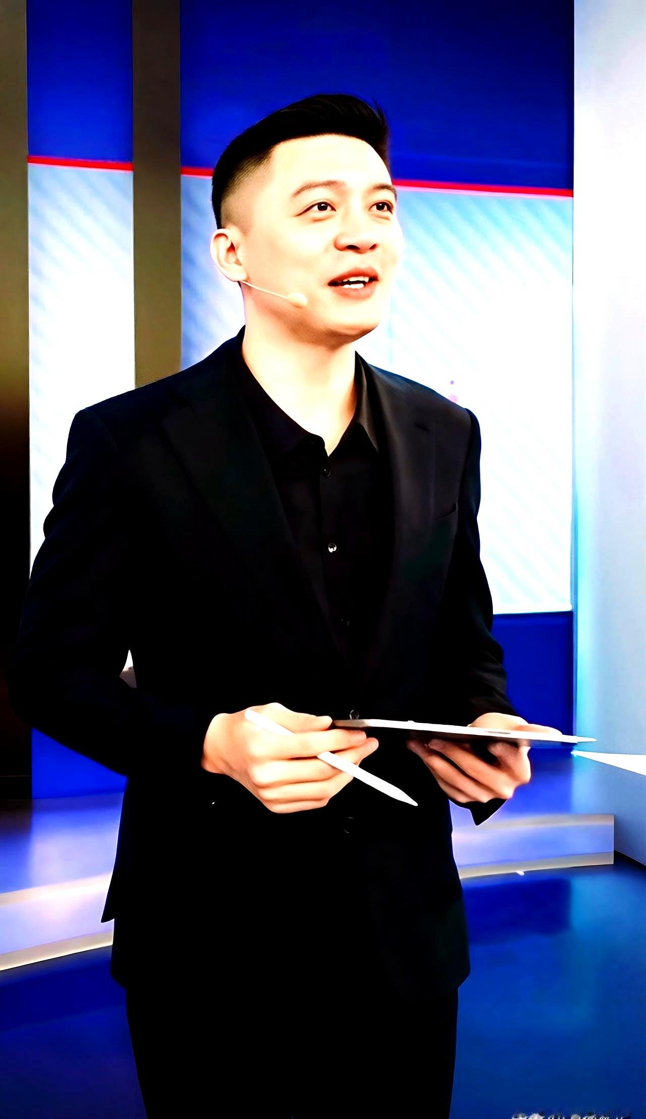 杨鸣这解说，真是把篮球讲明白了。    卸任辽宁主帅后，他直接坐上腾讯...