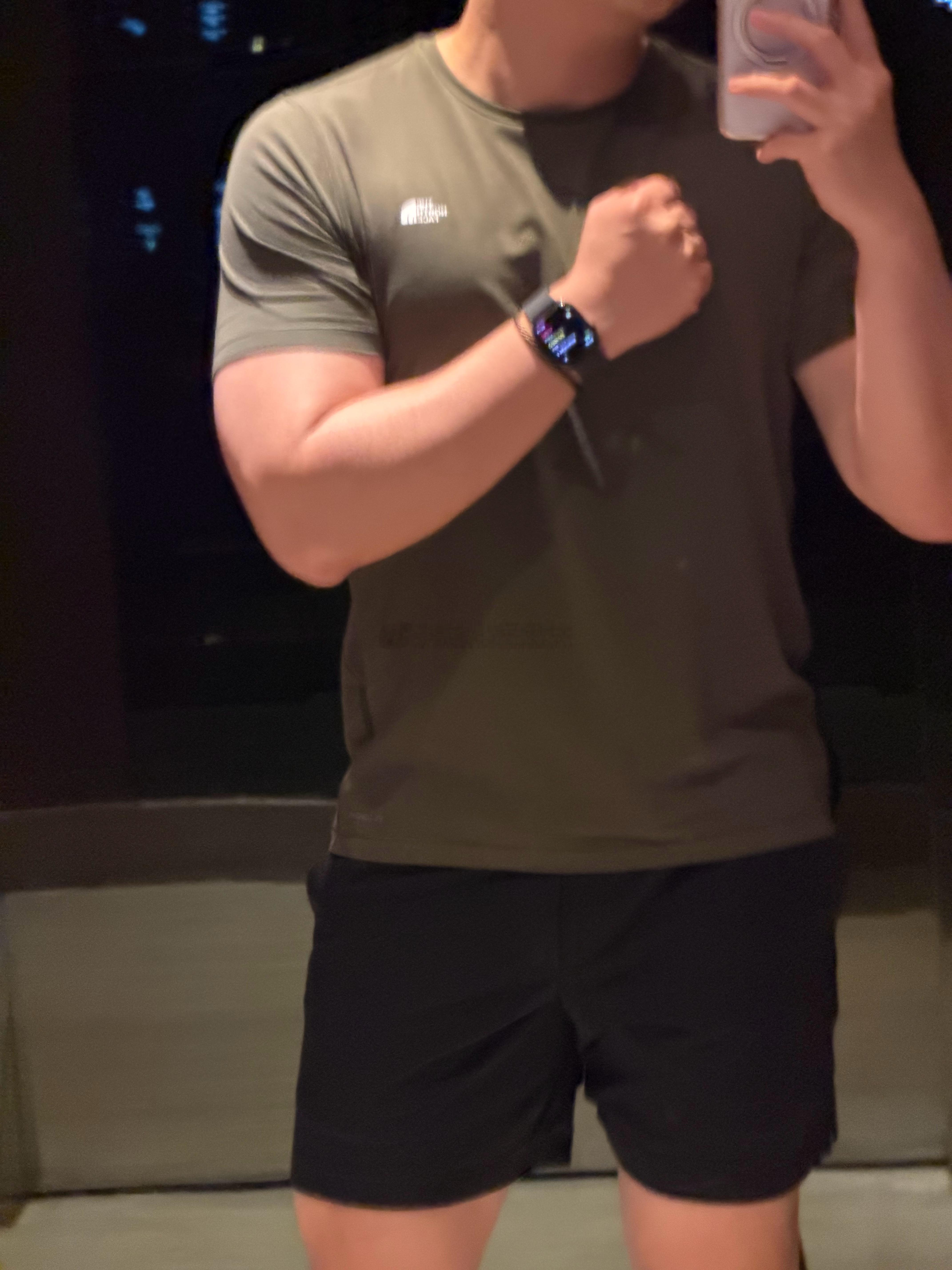 晚上穿这样出门，路过一个wj值班的车，里面坐着俩小wj把腿架在方向盘上玩手机。看到我朝他们走过去，以为我是他们便衣领导，立马正襟危坐起来了[允悲][允悲] ​​​