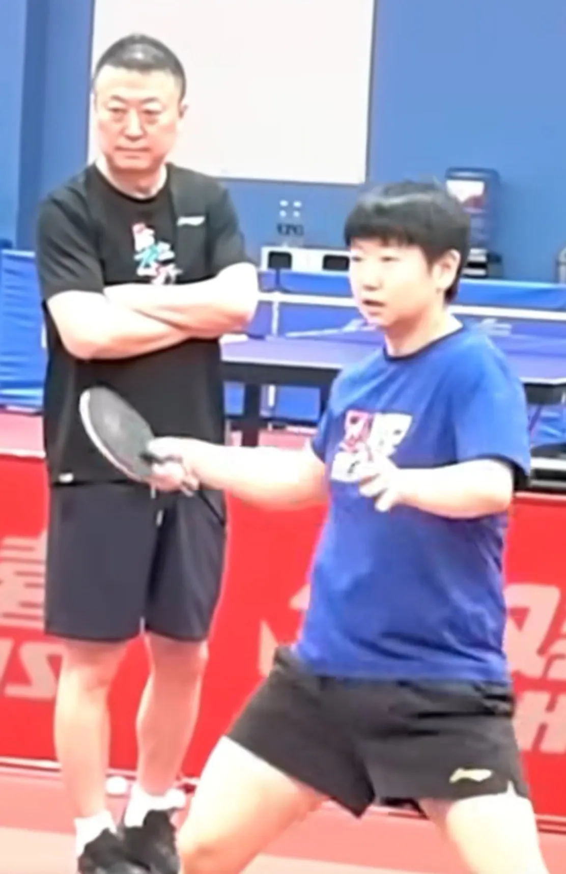 乒乓球亚运会抽签在即，国乒女单孙颖莎、王曼昱，男单王楚钦、林诗栋参加单打。

日本男单张本智和、松岛辉空，女单张本美和、早田希娜，将参与男女单打金牌争夺。

男单除了中日韩外，还有中国香港、中国台湾和澳门参赛，同时还有印度、朝鲜，竞争非常激烈。