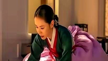 孙艺珍产后复出的新剧一播，全网都在疯狂拉进度条找“19禁”镜头。

这部古装剧直接冲上播放榜第三。满屏弹幕全在刷破格演出，观众死死盯着孙艺珍和林珍娜的设局拉扯。

可片场其实包得严严实实。那些惹火戏份，演员身上贴满防护胶带，皮肤都没碰到一块。导演甚至捂住监视器，死活不让演员看回放，逼着她们交出最真实
