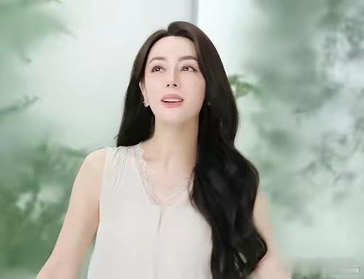 迪丽热巴粉丝骂错人了[泪奔]王亚飞亲自下场回应了网友，热巴阿道夫广告不是王亚飞化的
王亚飞背了一天的黑锅今天取下来了[泪奔]这是学会给自己反黑了，可惜还是澄清晚了，已经被粉丝🐎了
有时候粉丝管的太多了真的不是什么好事情．．粉丝关心正主是很正常的，但是内娱从来没有哪位明星的粉丝天天抵制 ​