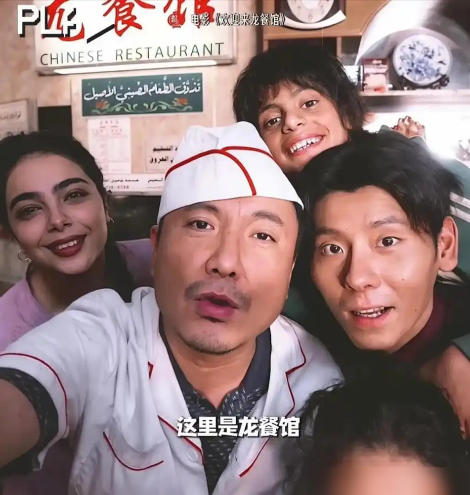 看完《欢迎来龙餐馆》，我被蒋奇明惊到了！
本来冲沈腾看的新片，结果他的风头被蒋奇明抢了大半。
网上总拿沈腾和周星驰比，争议很大，说一个是松弛生活化喜剧，一个是无厘头荒诞内核。
可这部片里，沈腾没走熟悉的轻松诙谐路，蒋奇明把战争与和平的沉重演得扎进骨子里。
比起喜剧顶流的标签，观众要的从来是戳