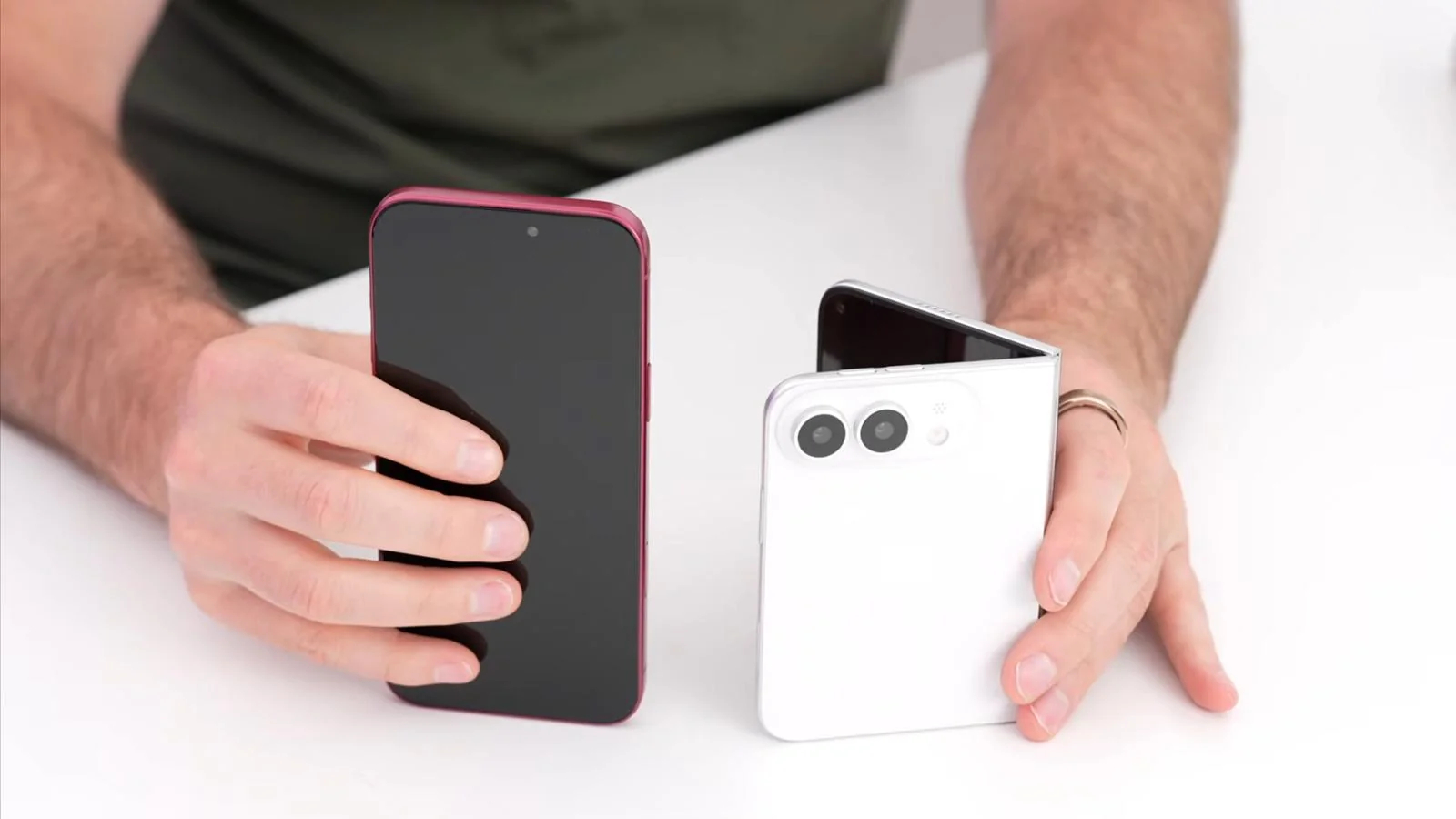 #iPhone18ProMax机模上手视频#
YouTube创作者Lewis Hilsenteger指出，iPhone Ultra这一新版本比之前更加精致，可能更准确地反映了即将推出的量产版外观：机身更厚实，边角柔和；主摄Deco设计大改；现外观更接近苹果当前的通用设计语言；结构变化也影响了折叠机构，铰链嵌入底盘更深，侧缘突出度减少；U ​