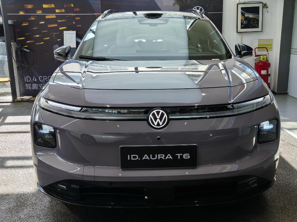 ID.AURA T6试驾：简洁座舱，操作习惯也要跟上​
坐进ID.AURA T6，目光容易被简洁的中控布局吸引。对于日常用车，车厢看着清爽固然舒服，但导航、空调和车辆设置是否顺手，才决定这种设计能不能融入生活。围绕操作体验看车，可以发现它的便利与适应成本同时存在。​
仪表和中控屏各有分工，行驶信息与