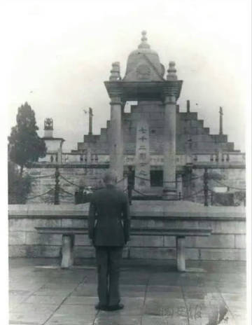 1949年，广州，蒋介石前往黄花岗吊祭七十二烈士
