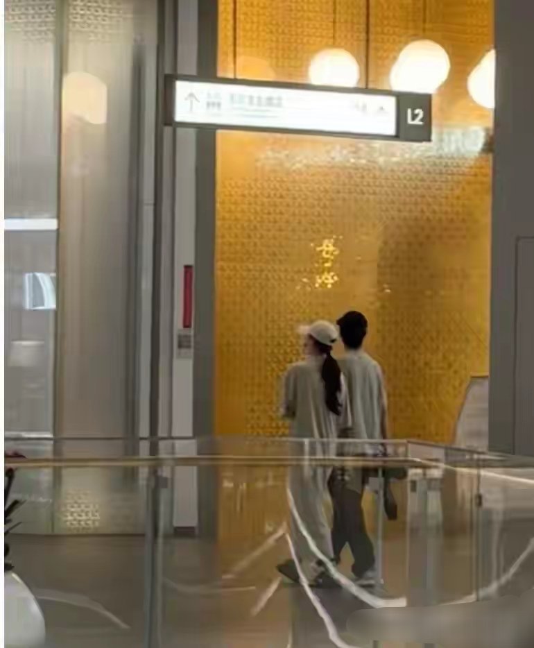 许嵩冯禧婚后被偶遇，两人牵手逛街好甜蜜，冯禧穿着宽松疑似怀孕 ​