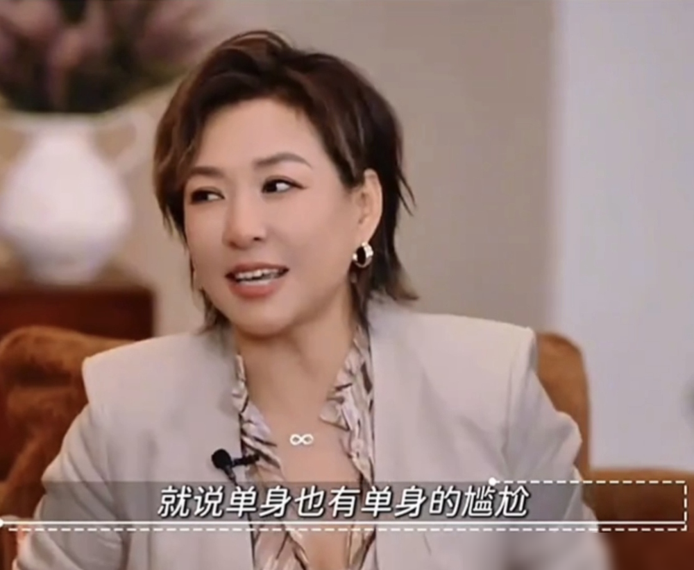 55岁的闫妮被问还信不信爱情，她回了句，飞蛾扑火不敢说，但缘分还得等。戴军在《静请期戴》里这问题一抛，闫妮直接摊牌：我现在也一直是单身嘛。聊到相亲更逗，人说给介绍个50多的，她脱口而出太老了吧，说完才反应过来自己也50多了。全场笑翻。她年轻时要帅要心动，现在改口了，待着舒服就行。童瑶都急到让老公给她