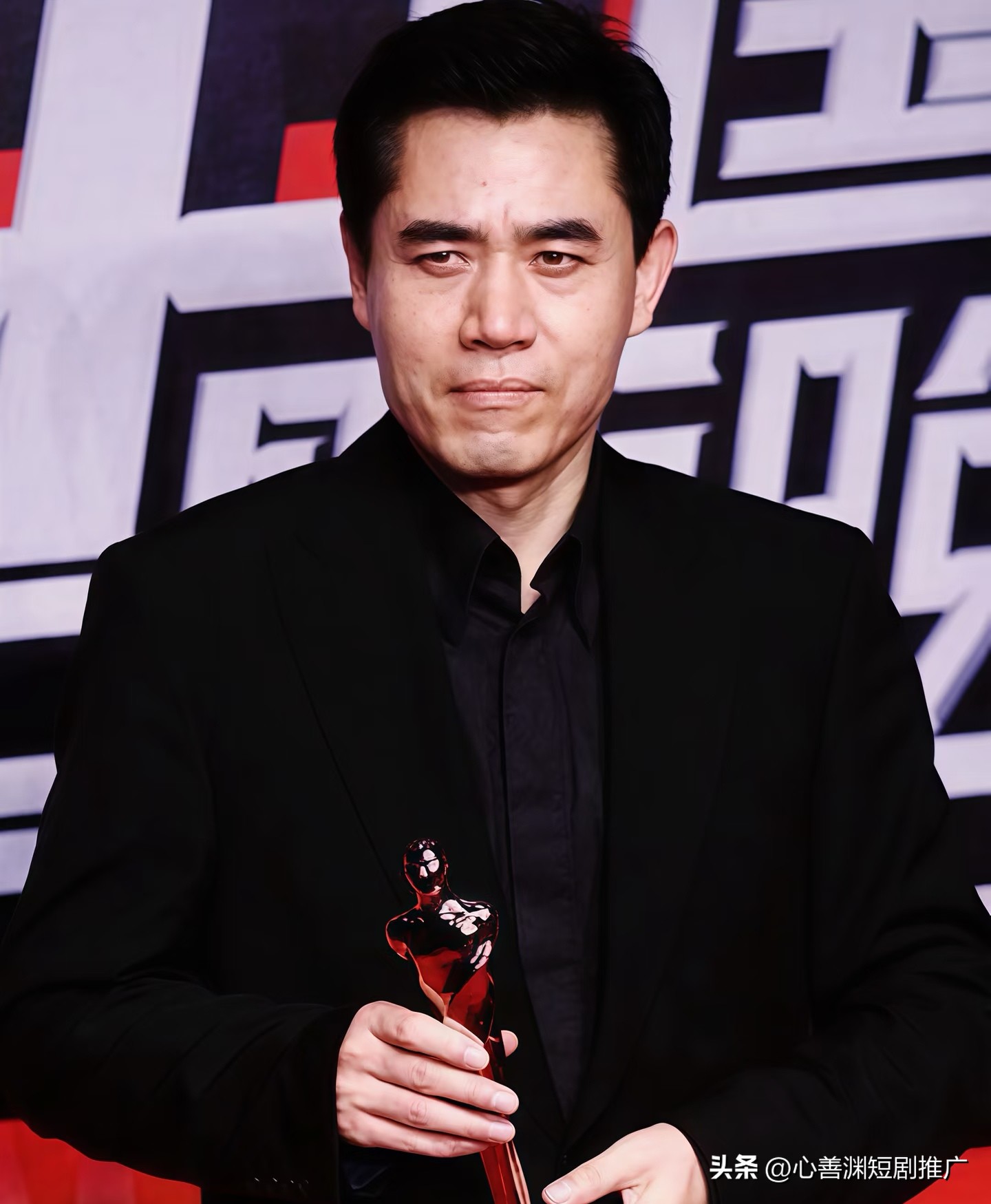 陈宝国不玩微博不蹭流量，却把斯琴高娃、成龙、张国立全“演”服了——他临老说的一句话，才是真清醒

很多人刷 《大宅门》只记白景琦，刷 《汉武大帝》只记刘彻，但很少有人捋过：陈宝国这辈子搭过的班底，简直是半部国产影视史。

电影 《香魂女》里他陪斯琴高娃拿金熊， 《宝贝计划》里跟成龙、古天乐对戏不虚；