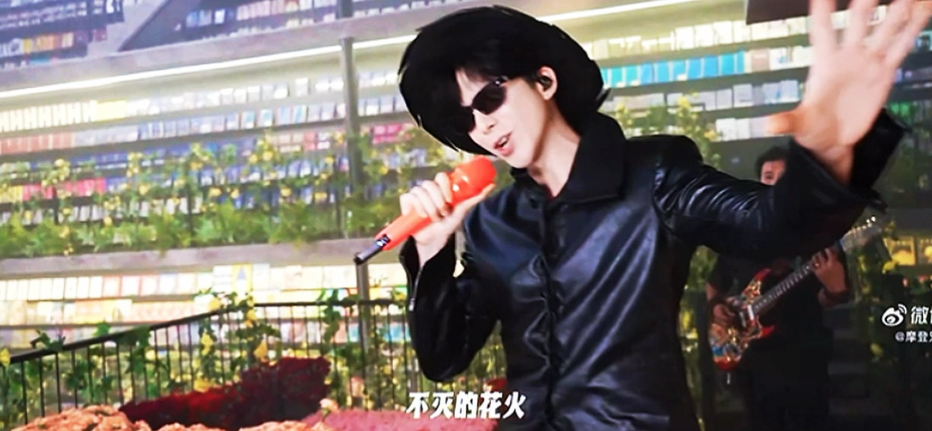 #摩登兄弟[超话]##摩登兄弟[超话]##孙红雷空降刘宇宁直播间#  | #刘宇宁搞浪漫没轻没重的#  | #摩登兄弟[超话]#

 “在岁月的尽头等风雪，等烟火以及你” "𝑨𝒕 𝒕𝒉𝒆 𝒆𝒏𝒅 𝒐𝒇 𝒕𝒉𝒆 𝒚𝒆𝒂𝒓𝒔, 𝒘𝒂𝒊𝒕 𝒇𝒐𝒓  𝒂𝒏𝒅 𝒚𝒐𝒖 ​