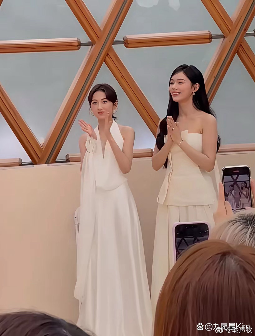 张子枫瘦了太多，林允反而显得气色不错 ​